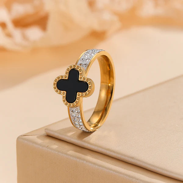Stylish golden Clover Noir Ring