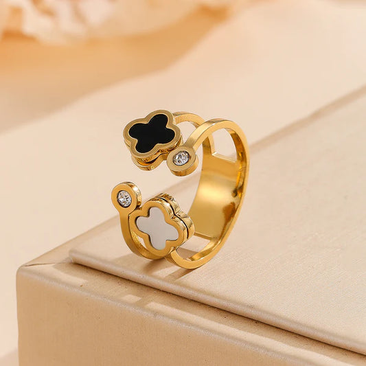 Stylish golden Clover Contrast Ring